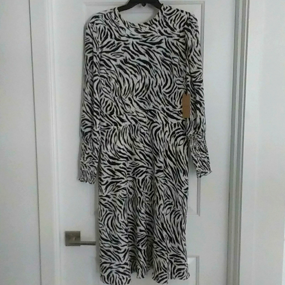 New black and white long sleeve dress with pockets